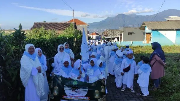 Sejumlah mahasiswa KKN UM mendampingi siswa di kegiatan manasik haji.