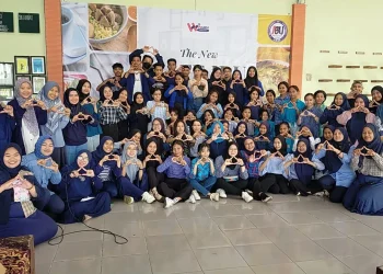 Foto bersama mahasiswa prodi matemarika IKIP Budi Utomo.