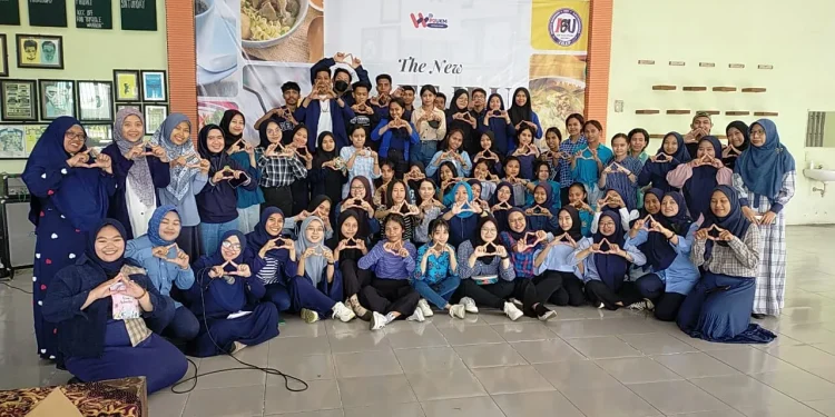 Foto bersama mahasiswa prodi matemarika IKIP Budi Utomo.