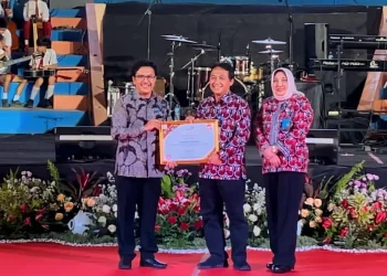Wali Kota Malang, Drs. H. Sutiaji diwakili staff ahli menerima penghargaan dari Badan Kependudukan dan Keluarga Berencana Nasional (BKKBN).