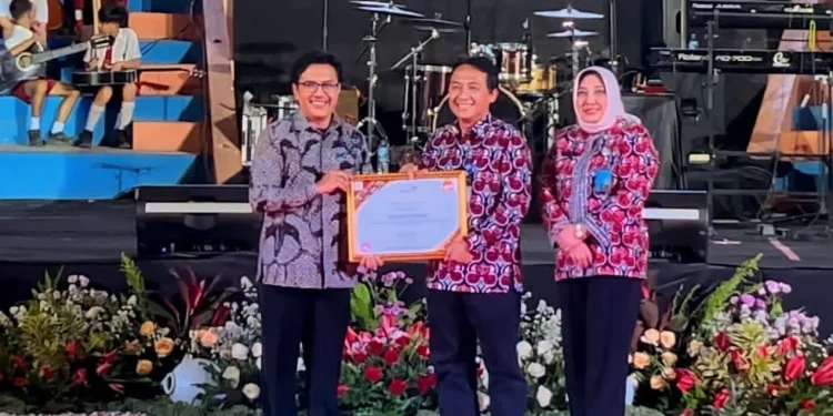 Wali Kota Malang, Drs. H. Sutiaji diwakili staff ahli menerima penghargaan dari Badan Kependudukan dan Keluarga Berencana Nasional (BKKBN).