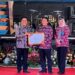Wali Kota Malang, Drs. H. Sutiaji diwakili staff ahli menerima penghargaan dari Badan Kependudukan dan Keluarga Berencana Nasional (BKKBN).