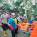 Petugas mengevakuasi korban yang tewas terseret luapan air sungai di Bantur.