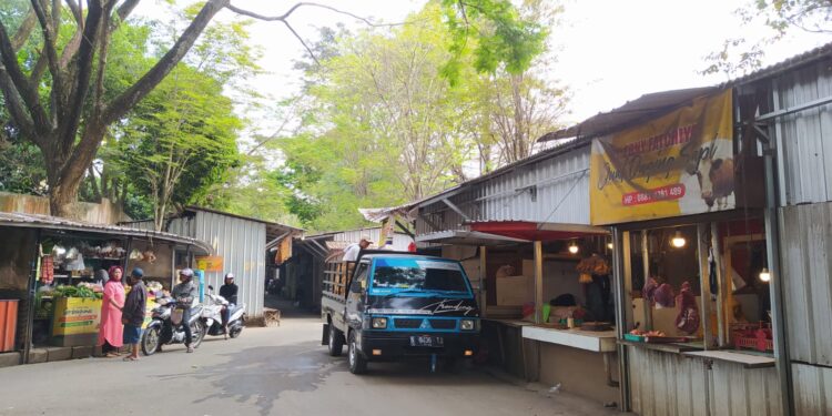 Suasana di tempat relokasi pedagang Pasar Induk Among Tani Kota Batu.