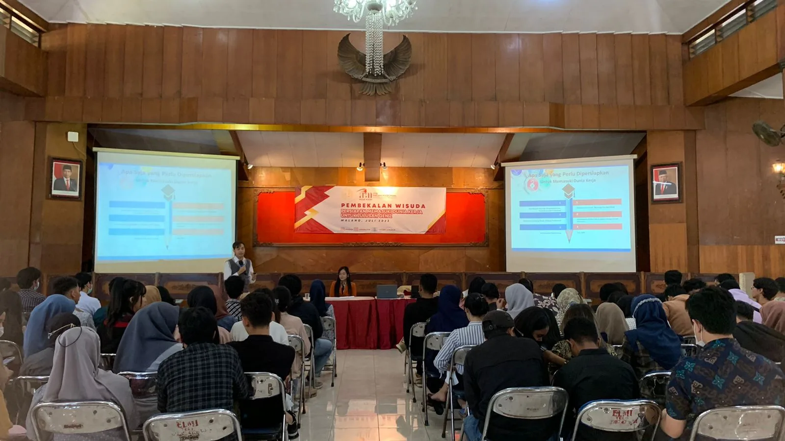 Suasana pembekalan calon wisudawan.