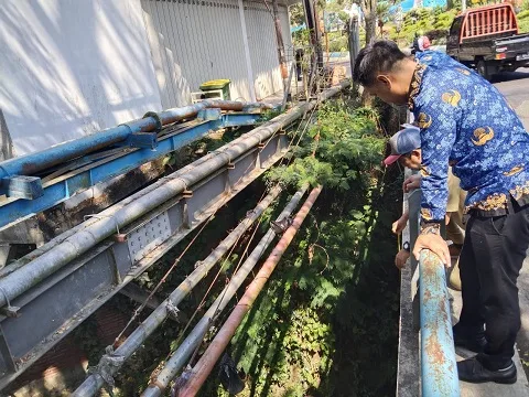 Petugas Dinas PUPR Kota Batu saat melakukan peninjauan di bangunan Guest House Imafa dan KSP Rasa Mandiri yang diduga menyalahi aturan.