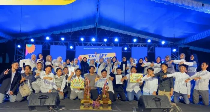 Paduan Suara Mahasiswa Gema Gita Bahana UIN Malang foto bersama usai memboyong prestasi.