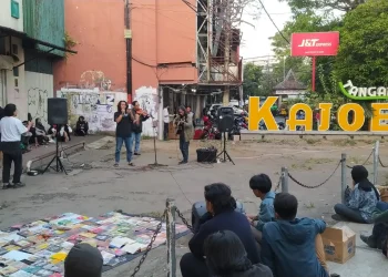 Berbagai pertunjukan mulai pembacaan sajak, musikalisasi puisi hingga perform art tersaji di monumen Chairil Anwar, Kayutangan, Kota Malang, Rabu (26/7/2023).