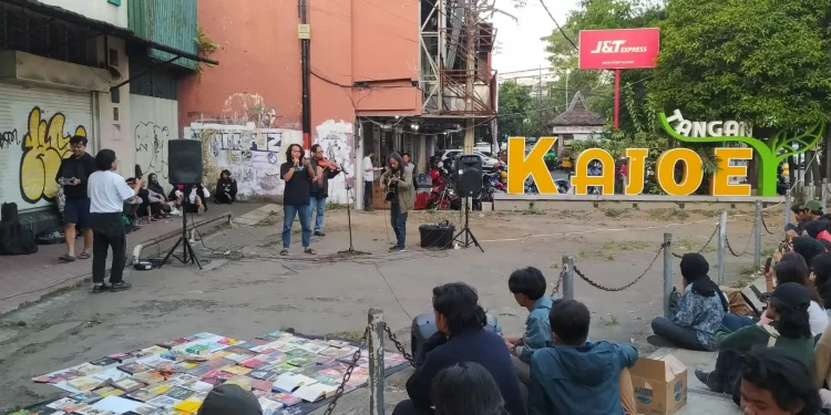 Berbagai pertunjukan mulai pembacaan sajak, musikalisasi puisi hingga perform art tersaji di monumen Chairil Anwar, Kayutangan, Kota Malang, Rabu (26/7/2023).