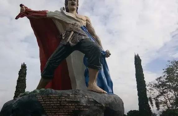 Patung perobekan bendera Belanda di Taman Makam Pahlawan Kota Batu oleh Laskar Hizbullah dan Ikhwan Hadi merupakan salah satu pemuda Laskar Hizbullah Kota Batu.