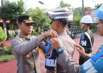 Kapolres Malang, AKBP Putu Kholis Aryana menyematkan pita tanda dimulainya Operasi Patuh Semeru 2023.