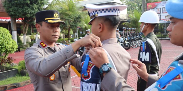 Kapolres Malang, AKBP Putu Kholis Aryana menyematkan pita tanda dimulainya Operasi Patuh Semeru 2023.
