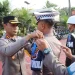 Kapolres Malang, AKBP Putu Kholis Aryana menyematkan pita tanda dimulainya Operasi Patuh Semeru 2023.