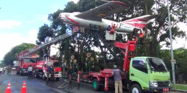 Pembersihan monumen pesawat MIG 17 Fresco yang ada di depan Taman Hutan Kota Bondas Kota Batu, Kamis (13/7/2023).