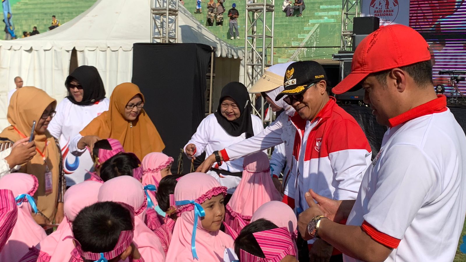 Siswa PAUD berinteraksi dengan Bunda PAUD Kota Malang, Wali Kota Malang serta Kepala Disdikbud Kota Malang (kanan).