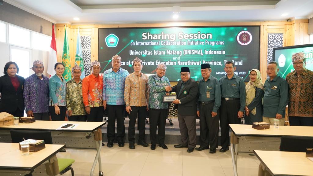 Gubernur Narathiwat Thailand, Sanan Phongakson bersama jajarannya dari dinas pendidikan di provinsi dan daerah saat mengunjungi Universitas Islam Malang.