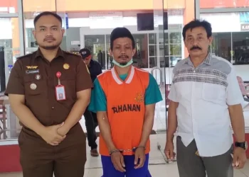 Kejari Kota Batu saat menjemput pelaku pembunuh wanita PSK karena dinilai menyembah firaun di Kota Batu, Jawa Timur.