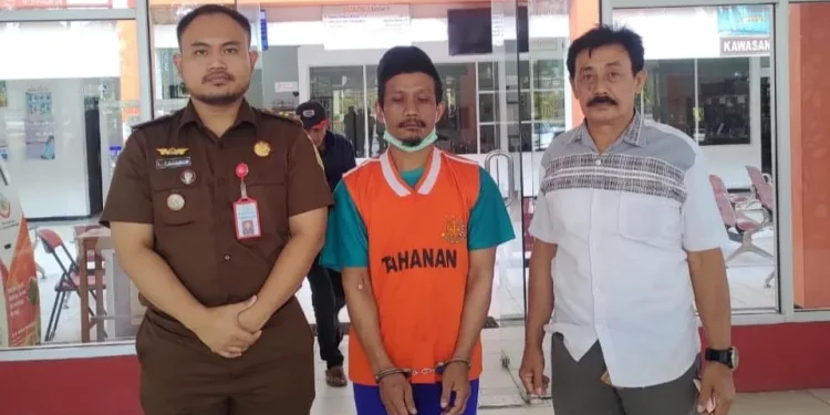 Kejari Kota Batu saat menjemput pelaku pembunuh wanita PSK karena dinilai menyembah firaun di Kota Batu, Jawa Timur.