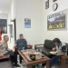 Pendik (kaos abu-abu) usai ditemukan dalam kondisi selamat.
