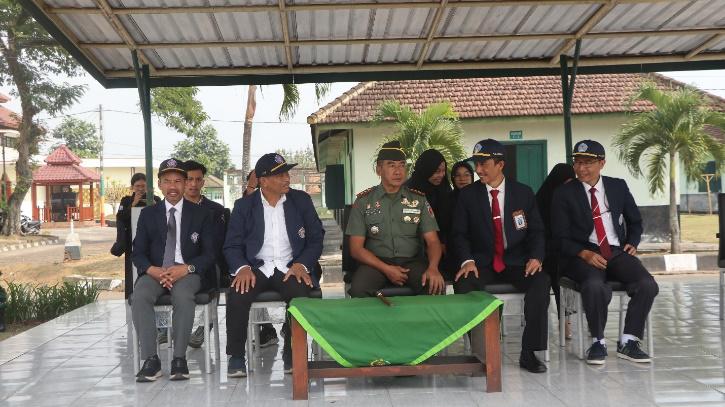 Direktur Polinema Supriatna Adhisuwignjo ST MT beserta jajaran bersama Danrindam V/Brawijaya, Letkol Arm Soegeng Budiharto.