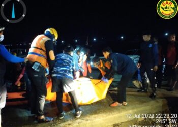 Petugas mengevakuasi tubuh korban yang tenggelam di Bendungan Sutami.