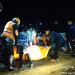 Petugas mengevakuasi tubuh korban yang tenggelam di Bendungan Sutami.