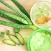 Membuat masker rambut dari Aloe Vera.