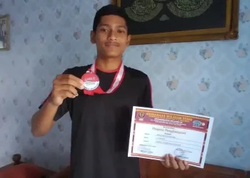 Bima Azitya Putra memamerkan medali juaranya di ajang Kejurwil Pelti KU-16 2023