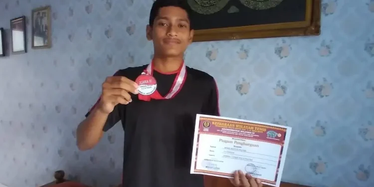 Bima Azitya Putra memamerkan medali juaranya di ajang Kejurwil Pelti KU-16 2023