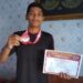 Bima Azitya Putra memamerkan medali juaranya di ajang Kejurwil Pelti KU-16 2023