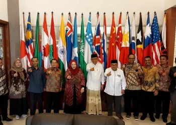 Tim FIBAA FEB UNISMA beserta Rektor UNISMA.