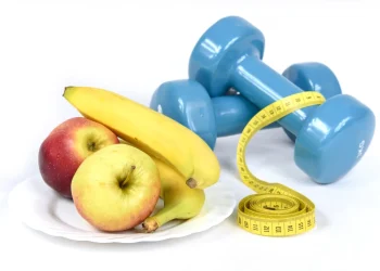 Diet sehat imbangin dengan konsumsi buah dan olahraga.