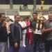 Pj Wali Kota Batu, Aries Agung Paewai, menyerahkan Piala Wali Kota Kejurprov Gulat Jatim kepada atlet Kota Batu.
