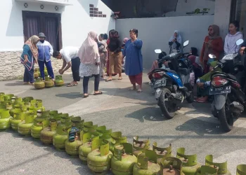 Antrean lpg di salah satu agen Kota Batu.
