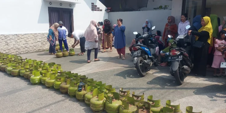 Antrean lpg di salah satu agen Kota Batu.