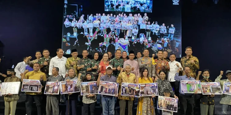 Para penerima program bedah rumah dari Lippomalls Jawa Timur dan BMGK (Berkat Malang Gema Kasih).