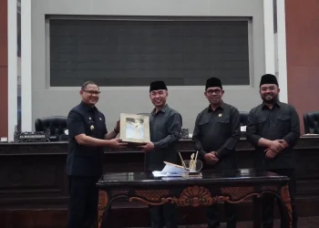 Pj Wali Kota Batu Aries Agung Paewai bersama Ketua DPRD Kota Batu Asmadi saat menyepakati Raperda pemungutan pajak daerah dan retribusi daerah, Kamis (13/7/2023).