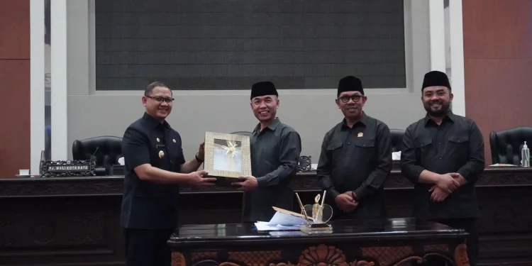 Pj Wali Kota Batu Aries Agung Paewai bersama Ketua DPRD Kota Batu Asmadi saat menyepakati Raperda pemungutan pajak daerah dan retribusi daerah, Kamis (13/7/2023).