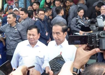 Presiden Jokowi didampingi Menteri Pertahanan Prabowo Subianto saat memberikan keterangan pada pers