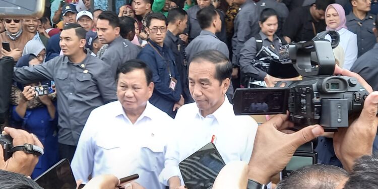 Presiden Jokowi didampingi Menteri Pertahanan Prabowo Subianto saat memberikan keterangan pada pers