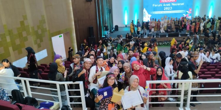 Prestasi Kota Malang di Forum Anak Nasional (FAN) dan Peringatan Hari Anak Nasional (HAN) diterima Naura Athaya Syarif selaku Sekertaris Forum Anak Kota Malang.