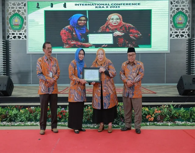 Pemberian cindera mata di acara International Conference KRA X tahun 2023.