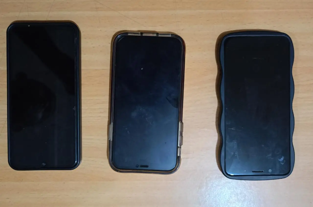 Barang bukti berupa tiga handphone yang dicopet oleh tersangka. 