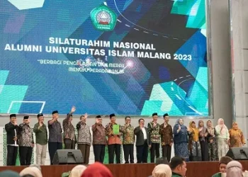 Foto bersama usai penyerahan ADART IKA Unisma.