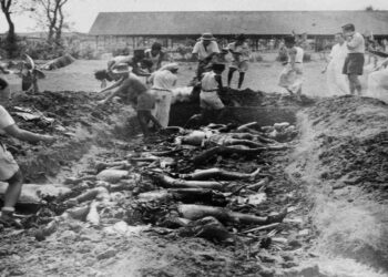 Pemakaman massal korban pembantaian Mergosono Malang pada tahun 1947.