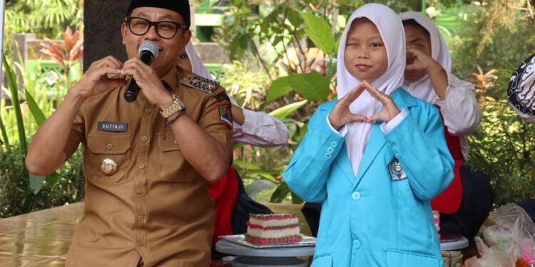 Wali Kota Malang Sutiaji bersama jajaran SMP 10 Kota Malang ikuti proses verifikasi lapangan secara daring dalam Kompetisi Inovasi Pelayanan Publik 2023.