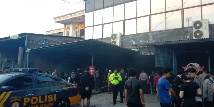 Petugas kepolisian melakukan olah TKP di lokasi kebakaran di My Gym, Jalan Galunggung Kota Malang.