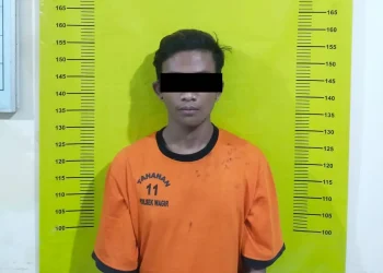 Tersangka NS (19) usai diamankan di Polsek Wagir.