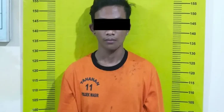 Tersangka NS (19) usai diamankan di Polsek Wagir.