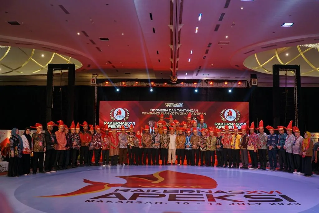 Foto bersama para peserta Rapat Kerja Nasional (Rakernas) XVI Asosiasi Pemerintah Kota Seluruh Indonesia (APEKSI)Tahun 2023 di Makassar.
